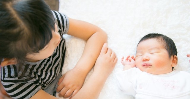 やだ 保育園行かない だって今日は赤ちゃんが 娘がまさかの予言 神秘的なエピソードに すてきなご家族 小さい子あるある と祝福の声 Antenna アンテナ