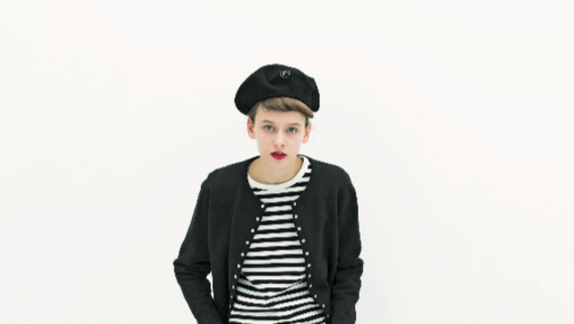 アニエスベー の定番を 私たちの定番に カーディガンプレッション を佐藤栞里が着こなし Antenna アンテナ