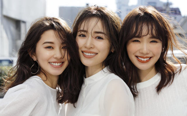 新宿三丁目駅に泉 里香 朝比奈 彩 飯豊まりえが登場 Oggiデジタルサイネージ ポスター Antenna アンテナ