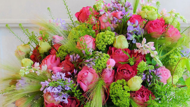 幸運を招くサーモン色 気品あるマゼンダ ふんわりピンク 3色のバラのブーケ Antenna アンテナ