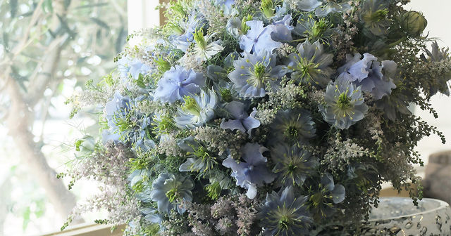 青い花が大好きな女性へ贈る ナチュラルで優しい雰囲気の ニゲラ のブーケ Antenna アンテナ