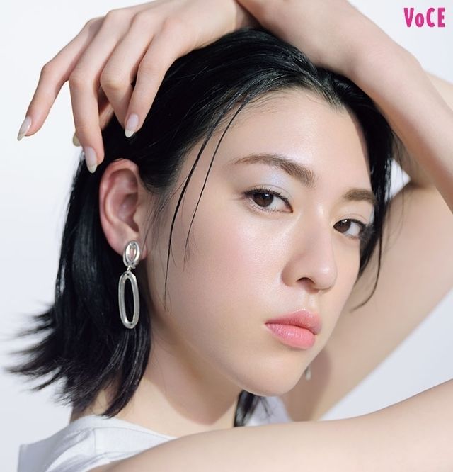 夏メイクの主役 きらめきシャドウで 三吉彩花 がクールビューティ顔に挑戦 Antenna アンテナ