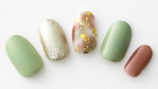 365日ネイル くすみニュアンスで大人顔に オレンジのフラワーアートネイル Antenna アンテナ