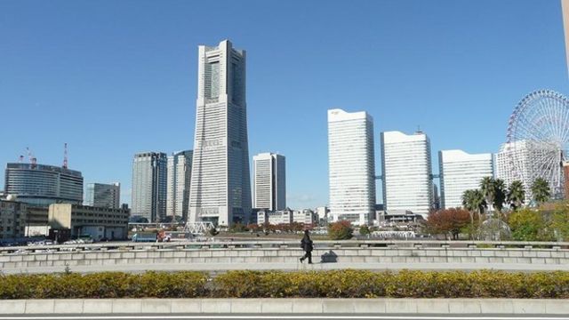 進撃の巨人 横浜ランドマークタワー 8 5m巨人化エレンや複製原画を展示 限定グッズも Antenna アンテナ