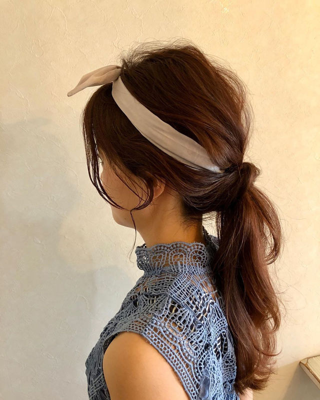 おしゃれなヘアバンドの付け方は 基本のキの字から簡単アレンジ集まで Antenna アンテナ