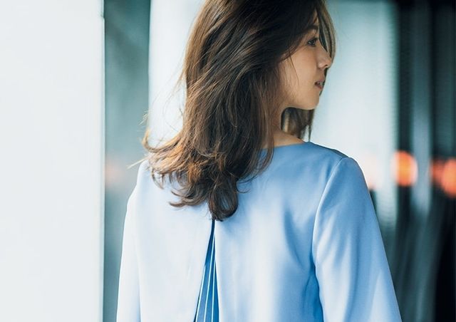 Guのプリーツブラウスで美人見え 大人のデキる女を演出する最旬ワントーンコーデ Antenna アンテナ