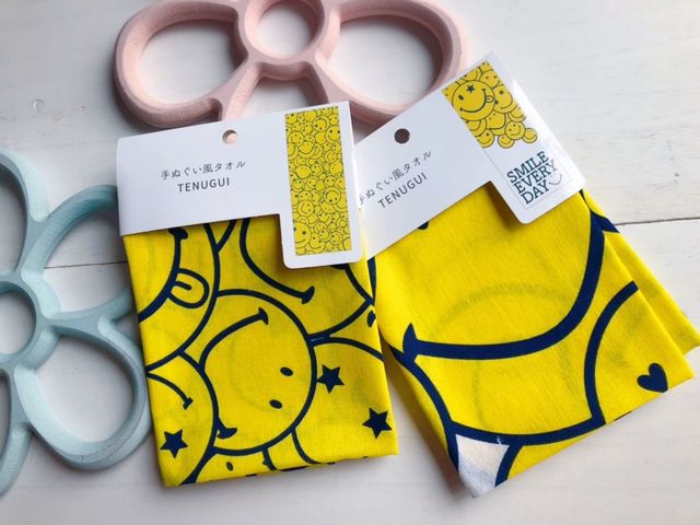 セリアの手ぬぐい 元気が出る黄色いスマイル柄 2種 Antenna アンテナ