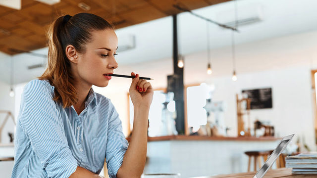 蔑む の意味や使い方とは 類語や対義語もまとめてご紹介 Antenna アンテナ