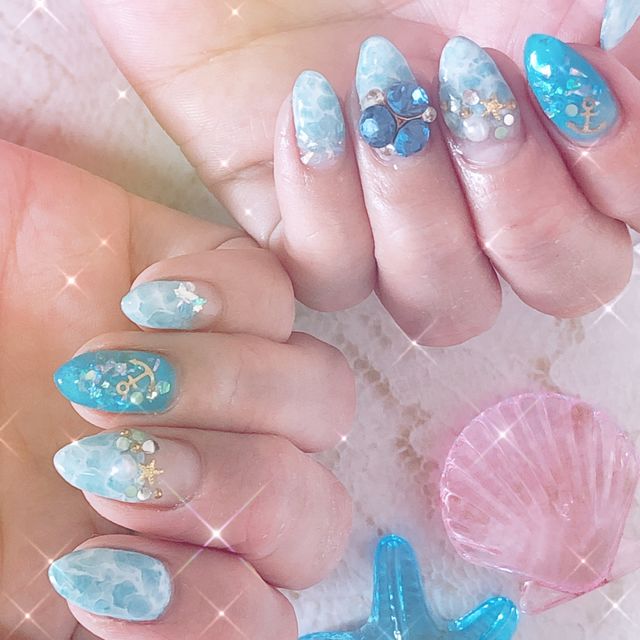 夏ネイル マニキュア 海をイメージした水面セルフジェルネイル 涼しげな感じがお気に入り 100円ショップで見つけたネイルシールを貼ってみました Antenna アンテナ