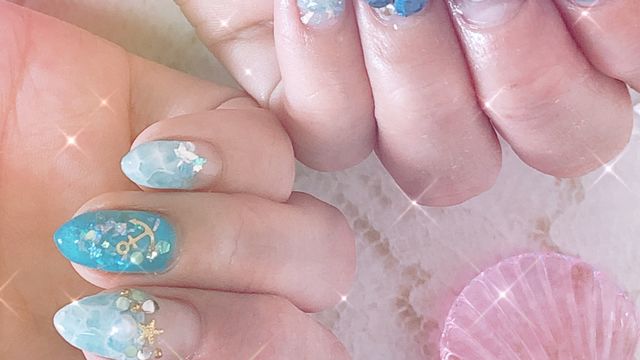 夏ネイル 赤 白ドロップネイル カラフルパーツで涼しげ夏ペディキュア Antenna アンテナ