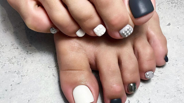 カーキネイルのおすすめ シンプルなネイルデザイン フットネイル ネイルカラーなどを厳選 Antenna アンテナ