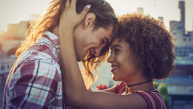 ハグするときの手の位置でわかる男性心理4選 抱きしめ方でわかる脈あり度とは Antenna アンテナ