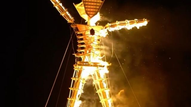 米人気フェスで男性が燃え盛る炎に飛び込み死亡 大勢の観客の目の前で Antenna アンテナ