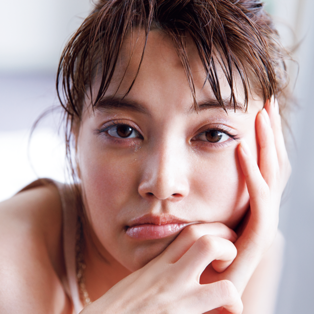 うるうるな目元がなんだか色っぽい 目からフェロモンが漏れる ピンク ラメメイク Antenna アンテナ