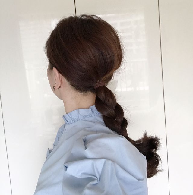 ハイネックシャツにはタイトなまとめ髪 40代ヘアスタイル Antenna アンテナ