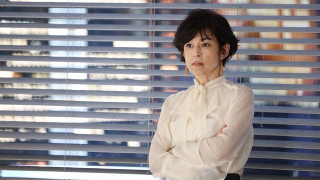 鈴木保奈美さんのブラウスコーデがおしゃれと話題 ドラマ Suits スーツ２ 第２話でのファッション ジュエリーを徹底解説 Antenna アンテナ