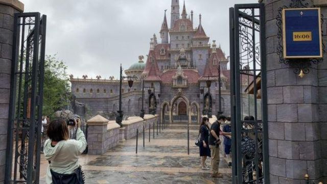 美女と野獣 の新エリア 世界初の新アトラクション ミニーマウスに会える施設も 東京ディズニーランドのnewなスポット Antenna アンテナ