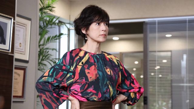 鈴木保奈美さんのブラウスコーデがおしゃれと話題 ドラマ Suits スーツ２ 第２話でのファッション ジュエリーを徹底解説 Antenna アンテナ