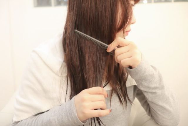 ドライヤー前に使えば朝の髪が変わる 正しい ヘアオイル の使い方 Antenna アンテナ