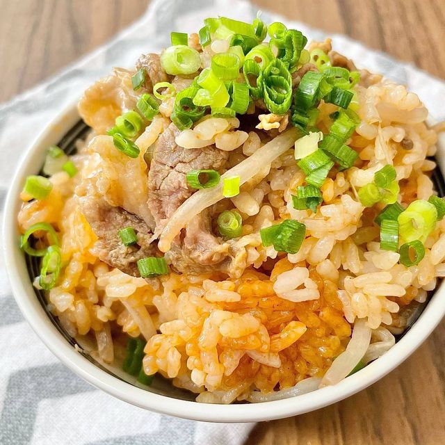 鍋キューブで簡単炊き込みご飯 ピリ辛がやみつきになる 豚キムチ風炊き込みご飯 も入れてスイッチonするだけ Antenna アンテナ