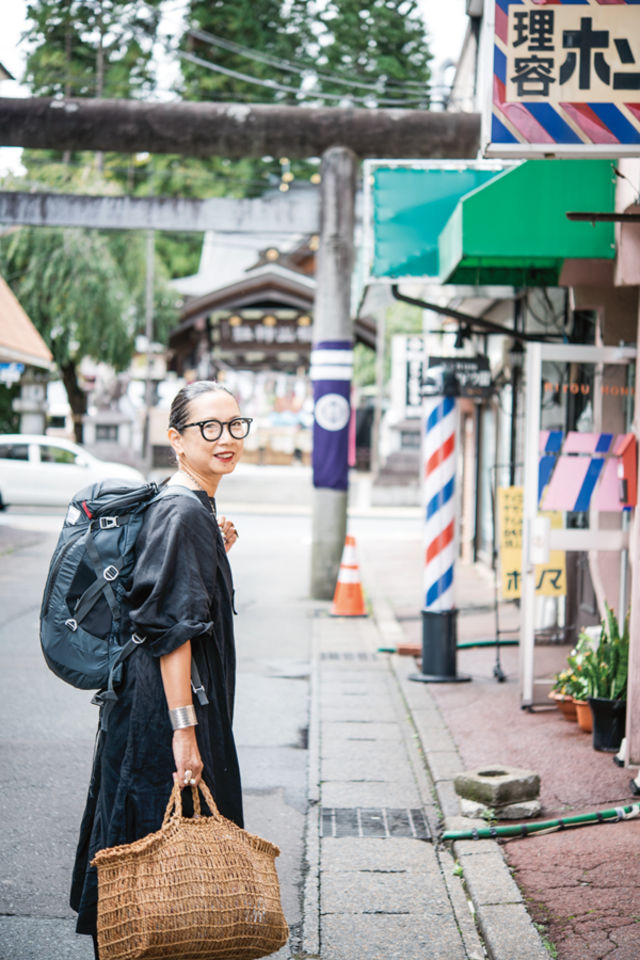 50代のおしゃれ学 旅の達人の１泊２日のバックパックとは 岡本敬子 服飾ディレクター岡本敬子さん提案 好きな服を自由に着る Antenna アンテナ