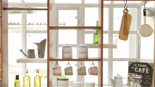 出窓スペースを活用した収納アイデア おすすめアイテムの活用法 Diy実例を紹介 Antenna アンテナ