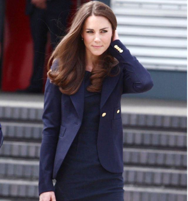 キャサリン妃が9年愛用する紺ジャケットの意外なブランド 着回し７選 キャサリン妃ほかプリンセスにみるエレガンス 英国のロイヤルファッション Antenna アンテナ