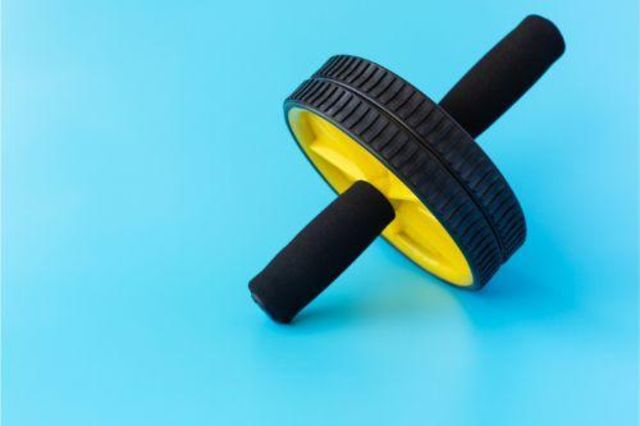 腹筋ローラーでの 立ちコロ は４つの筋肉に効く やり方のコツや適切な回数も押さえたい Antenna アンテナ