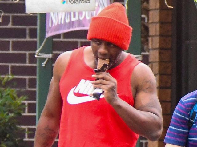 マイティ ソー 復帰も噂されるイドリス エルバ アイスを持つ腕の筋肉美がさすがすぎる 写真アリ Antenna アンテナ