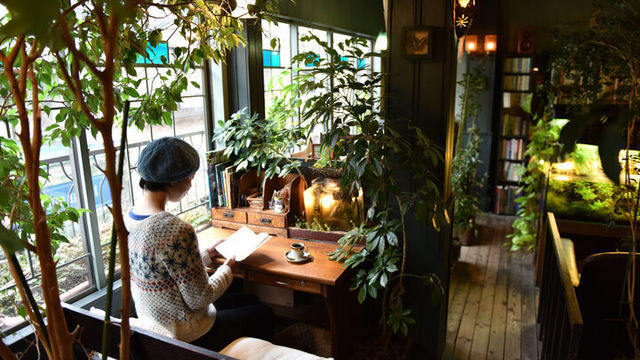 日常から離れて心休まるひと時を おしゃべり禁止 のブックカフェ アール座読書館 Antenna アンテナ