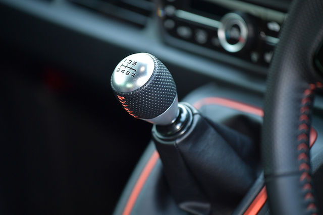 省スペースのインパネシフトとオーソドックスなフロアシフト Mt車のシフト位置の利点と欠点 Antenna アンテナ