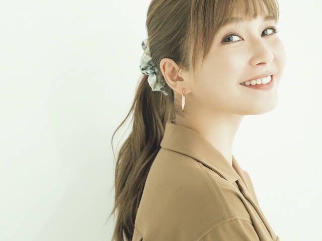 宇野実彩子 テレカンヘアは 正面きっちり 後ろカジュアル な シュシュ ミドルポニー で Antenna アンテナ