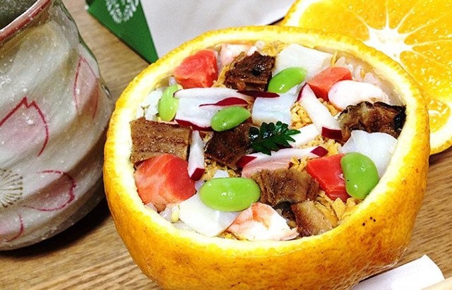 園遊会気分を味わう 赤坂 茶懐石寿司 有職 のみかんに入った茶巾寿司 Antenna アンテナ