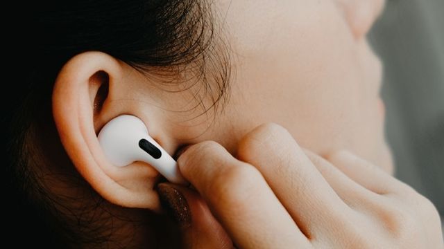 外れない ズレない 落とさない ワイヤレスイヤホンの正しい装着法 Antenna アンテナ