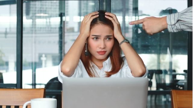 蔑む の意味や使い方とは 類語や対義語もまとめてご紹介 Antenna アンテナ