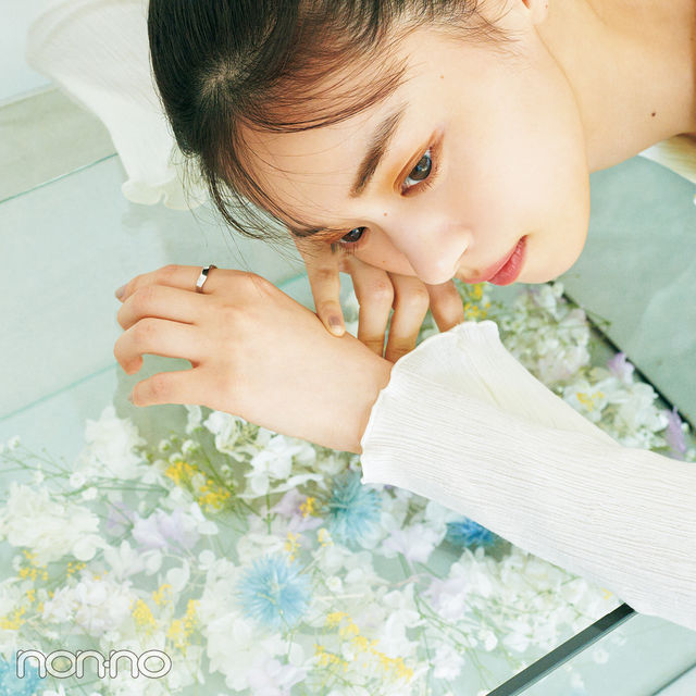 西野七瀬のご機嫌な春服 フラット靴 シルバーのシンプルなリングが気分 Antenna アンテナ