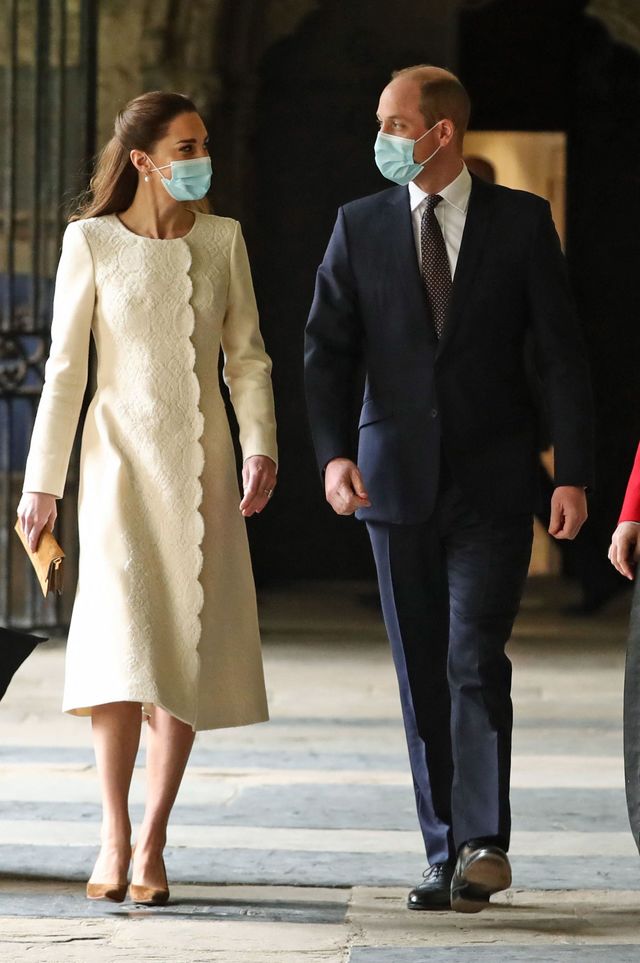 キャサリン妃、気品あふれるコートドレス姿でワクチン接種会場を訪問 