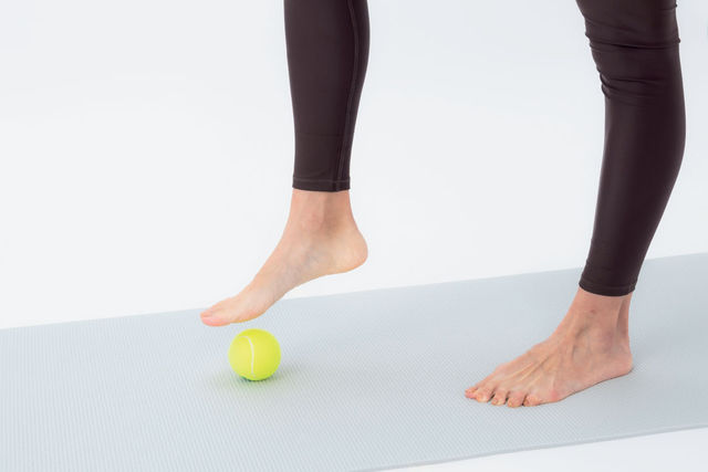 食事制限なしでウエストひきしめ効果も テニスボールで足裏ほぐし Antenna アンテナ