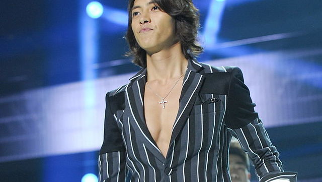 山下智久 茶髪に金メッシュ の新ヘアスタイルを大公開 あまりの色っぽさに驚異の30万いいね Antenna アンテナ