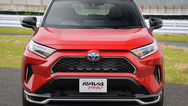 王者に挑め!! 三菱エクリプスクロスPHEVはトヨタRAV4 PHVに喰らい 