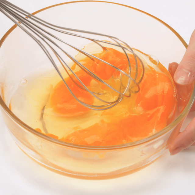 卵の混ぜ方 が成功失敗の分かれ道 誰でもできるふわふわでジューシーな卵焼きをつくる7つのポイント Antenna アンテナ