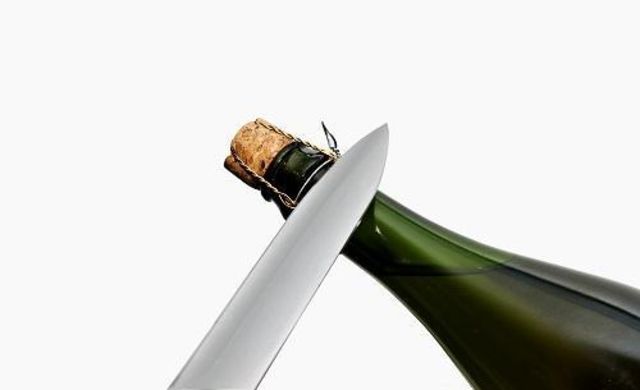 シャンパンサーベルで場が盛り上がる ナイフを使ったシャンパンの開け方とコツを押さえよう Antenna アンテナ