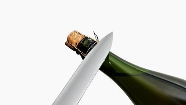 シャンパンサーベルで場が盛り上がる ナイフを使ったシャンパンの開け方とコツを押さえよう Antenna アンテナ
