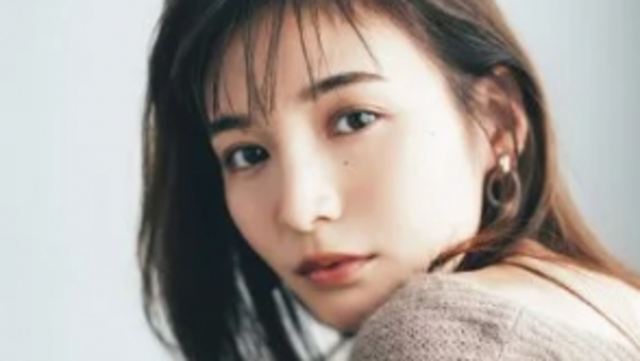 ミディアムストレートの髪型 前髪ありorなし 黒髪 レイヤースタイル ヘアアレンジ Antenna アンテナ