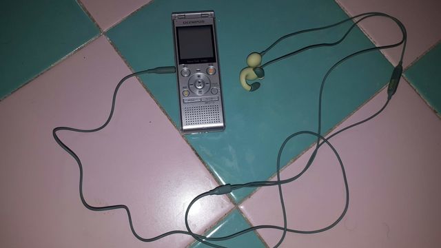 耳へのストレスが少ない イヤーカフのように耳をふさがないイヤホン Ambie が予約開始 Antenna アンテナ