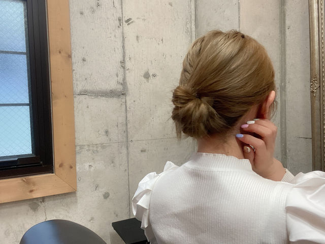 オフィススタイルにも 抜け感のある簡単 おしゃれお団子 ヘアアレンジ Antenna アンテナ