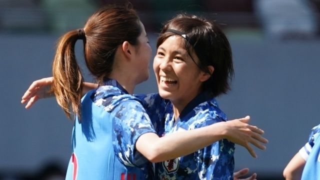 可愛いとかっこいいのコラボ なでしこ岩渕真奈 長谷川唯の カメラ目線 新スパイク ショットが話題 Antenna アンテナ 可愛いとかっこいいのコラボ なでしこ岩渕真奈 長谷川唯の カメラ目線 新スパイク ショットが話題 Antenna アンテナ