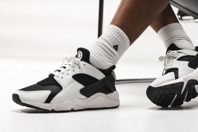 Update Nike からモノトーンカラーを纏った Air Huarache の Og モデルの1つ Orca が待望の復刻 Antenna アンテナ