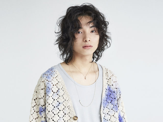 夏のミディアムヘア提案 ユニセックスな印象を楽しむ 強めパーマの成功例 Antenna アンテナ