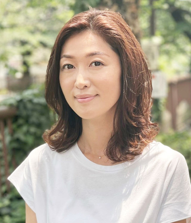 40代の21年最新髪型 梅雨 夏に心配な うねり をいかしたナチュラルミディアム 大人の週末ヘアカタログ Antenna アンテナ